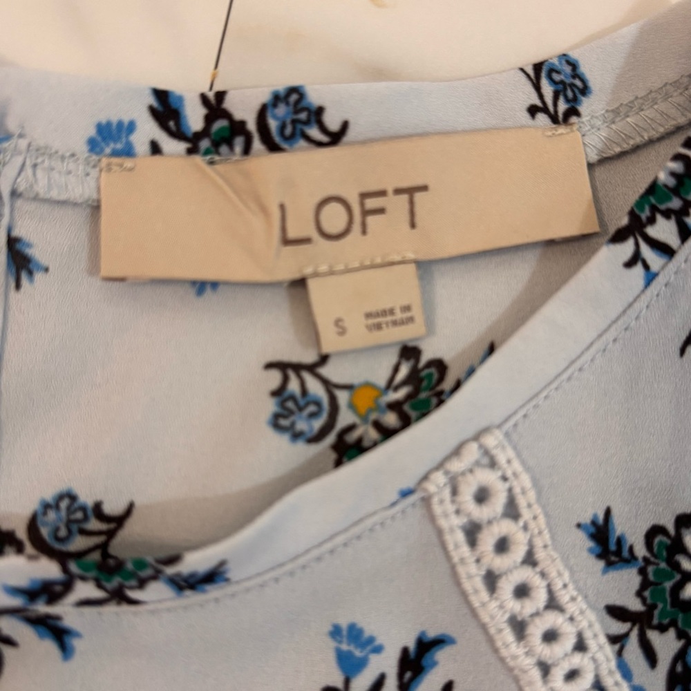 💐LOFT💐 Blue Floral Sleeveless Top - Picture 3 of 5